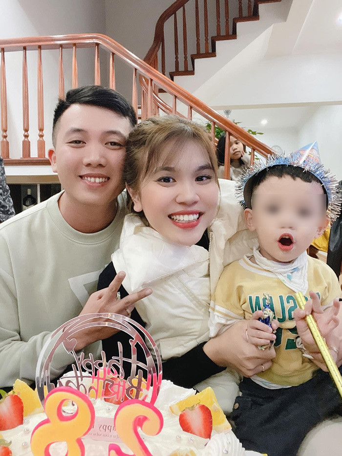 Trên trang cá nhân, cô nàng thường xuyên đăng tải những khoảnh khắc hạnh phúc bên chồng và con trai của mình.