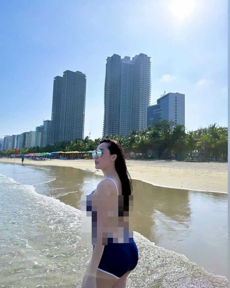 Không chọn đồ bơi 2 mảnh tí hon, mỹ nhân Đà Nẵng kết thân cùng áo tắm một mảnh mang tông tối. Thiết kế này vẫn có điểm nhấn là đường xẻ ngực sâu cùng phần khoét lưng mạnh tay.