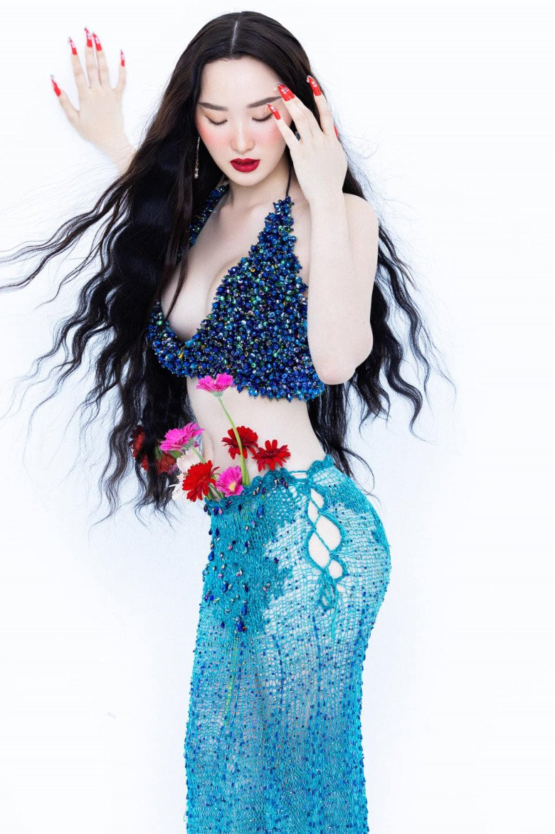 Có thể nói, không cần ăn mặc hở hang, "bản sao thần tiên tỷ tỷ" vẫn chứng minh được vẻ đẹp cuốn hút rất riêng qua hình thể.