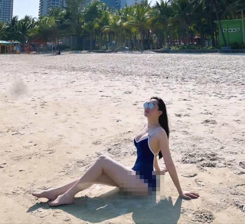 Chẳng cần phải mặc áo tắm tí hon chuẩn xu hướng, hot girl đẹp nhất Đà Nẵng với đường cong chuẩn chỉnh làm bao người phải trầm trồ.