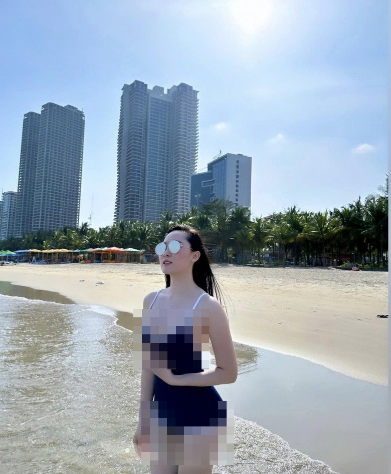 Mới đây, Phan Cẩm Nhi đã đăng tải loạt ảnh đi biển diện bikini và "gây sốt" với sắc vóc long lanh như nữ thần.