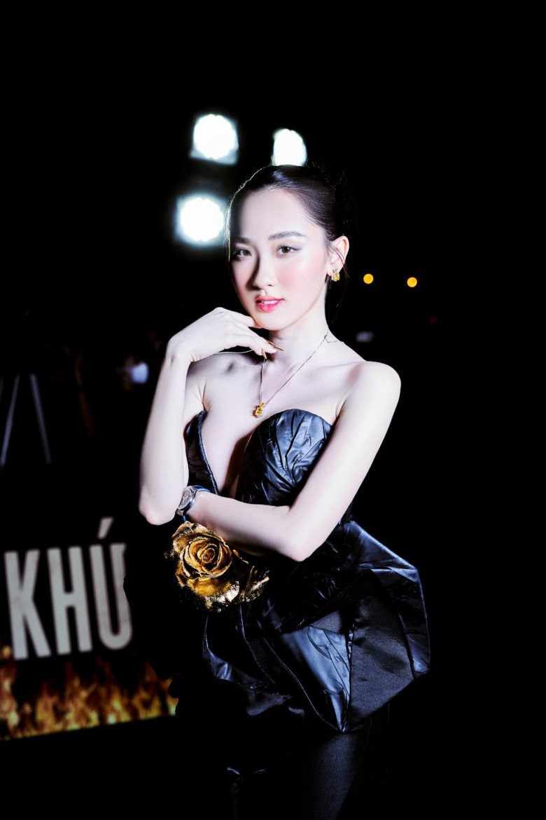 Người đẹp được nhận xét là ở góc chính diện, sống mũi và khuôn miệng giống với "thần tiên tỷ tỷ".