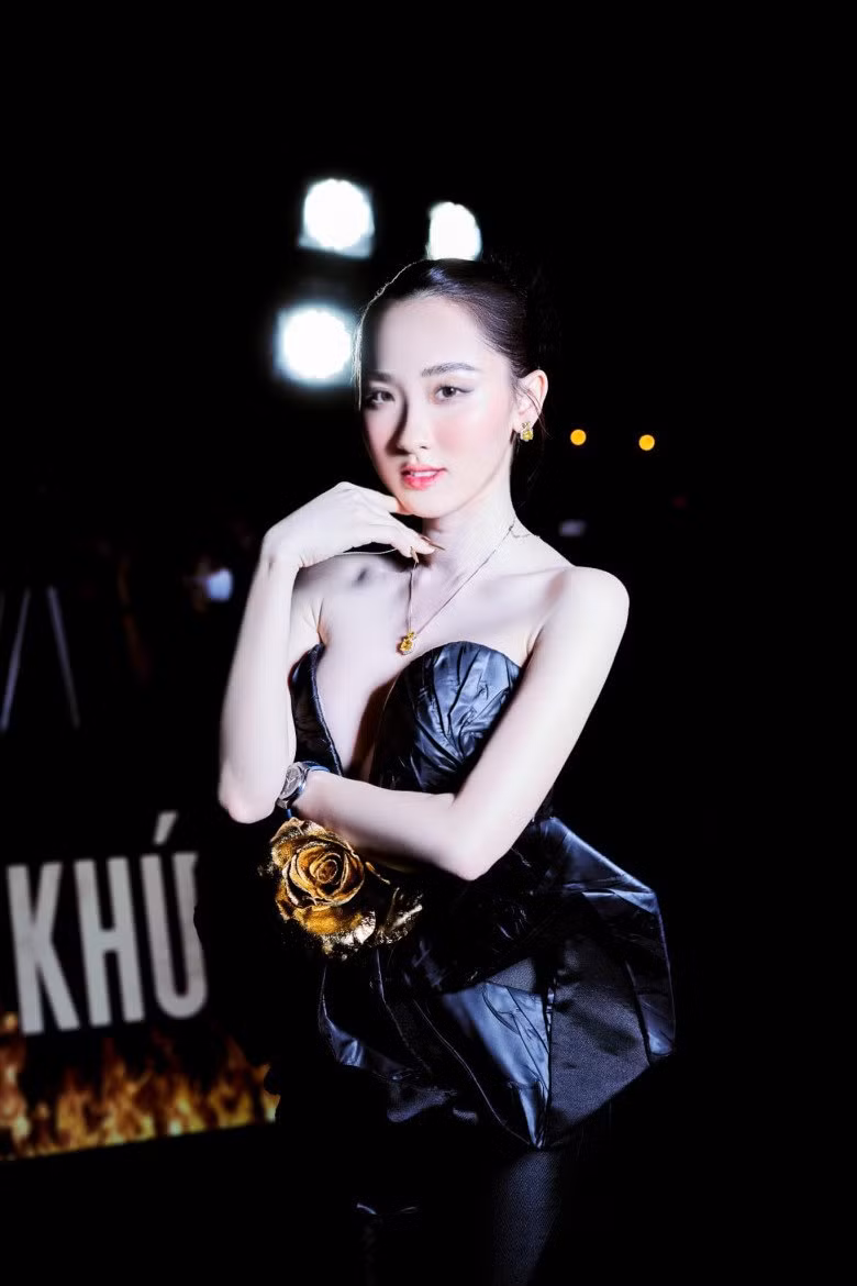 Người đẹp được nhận xét là ở góc chính diện, sống mũi và khuôn miệng giống với "thần tiên tỷ tỷ".