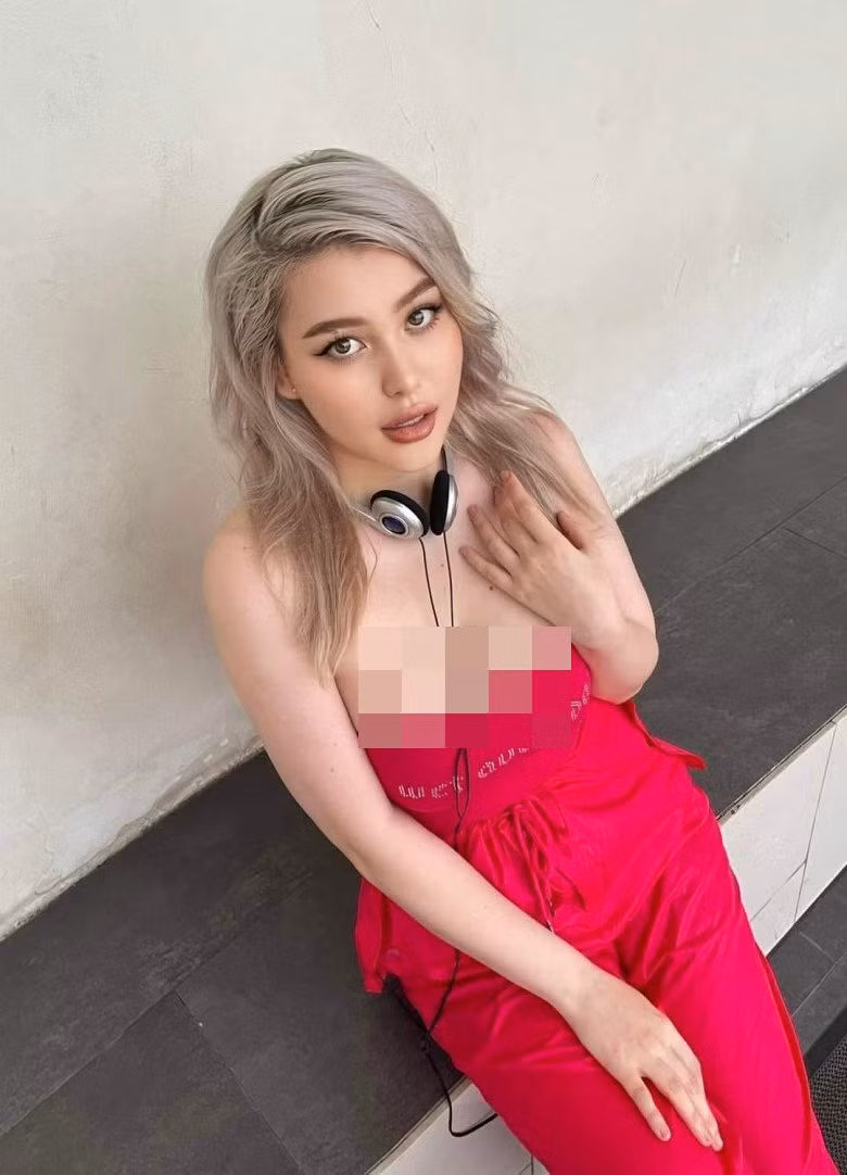 Cô thoải mái phô diễn cơ thể của mình với những set đồ trễ nải hay hở bạo quá đà.