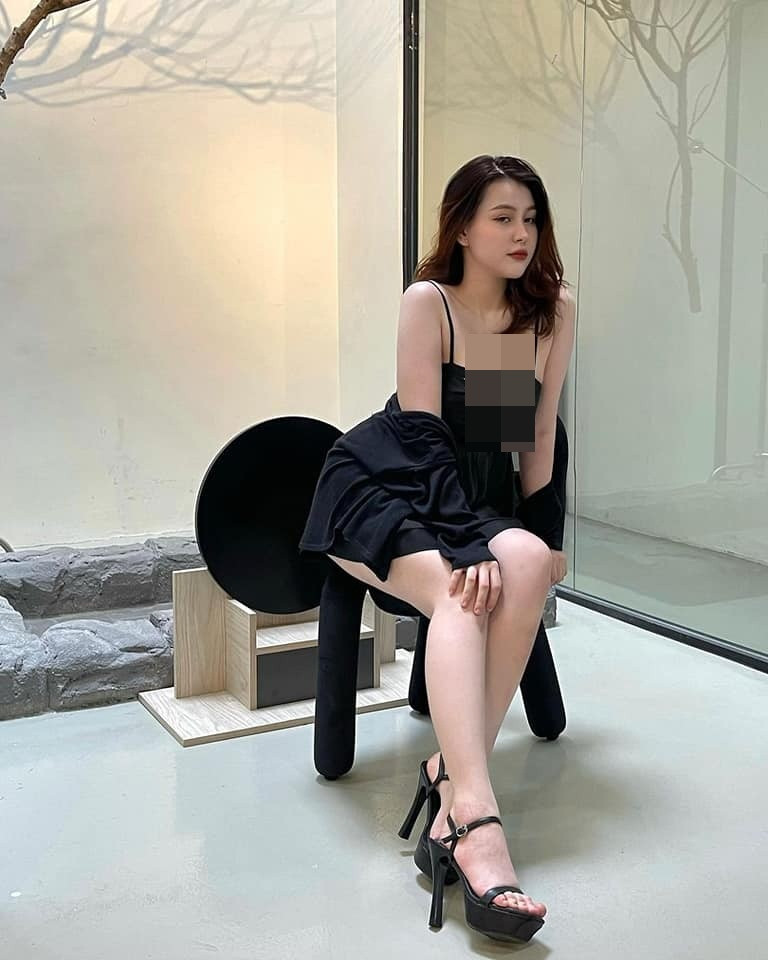 Sau khi sinh con đầu lòng, cô vẫn giữ được vẻ ngoài rạng rỡ và còn ngày càng xinh đẹp, quyến rũ hơn.