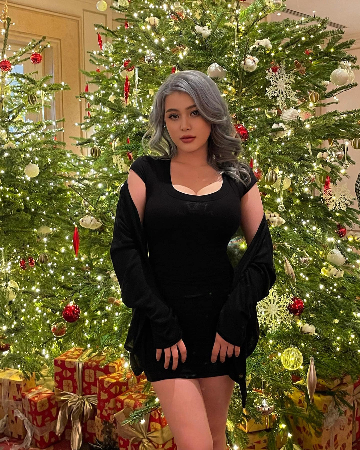 Dù ăn mặc gợi cảm nhưng nhờ tính cách cởi mở cùng với lối sống khá kín tiếng nên Wilson Nhật Anh nhận được nhiều sự yêu mến từ số đông công chúng. Ảnh: FBNV