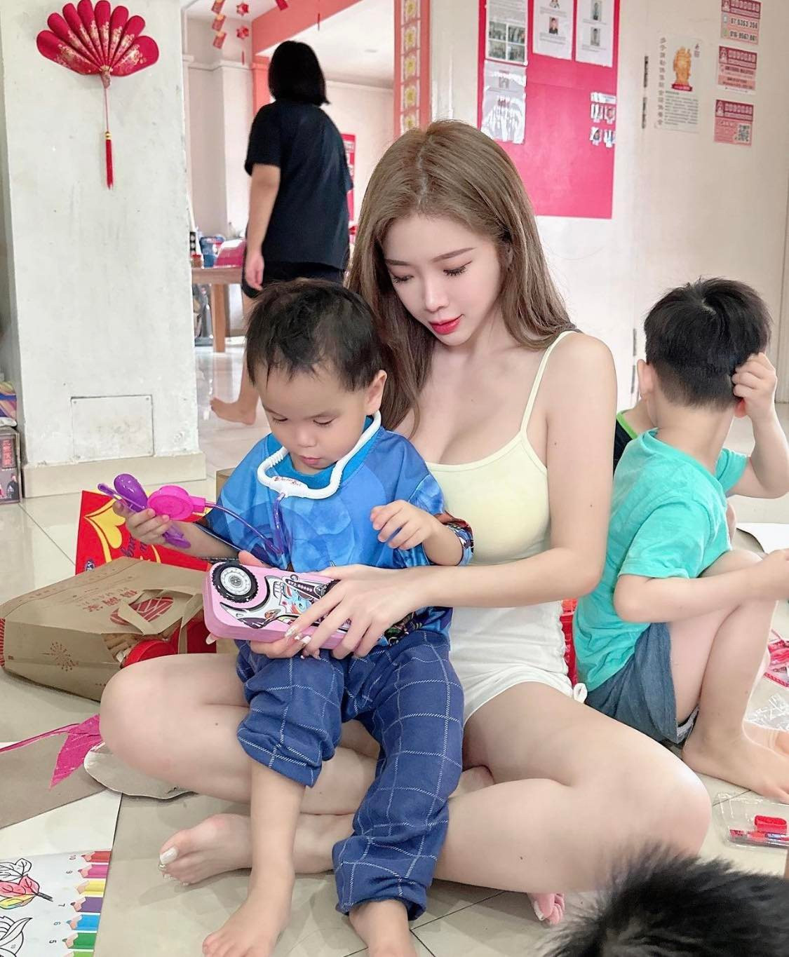 Tuy nhiên cũng có không ít người góp ý vì trang phục cô mặc không phù hợp.