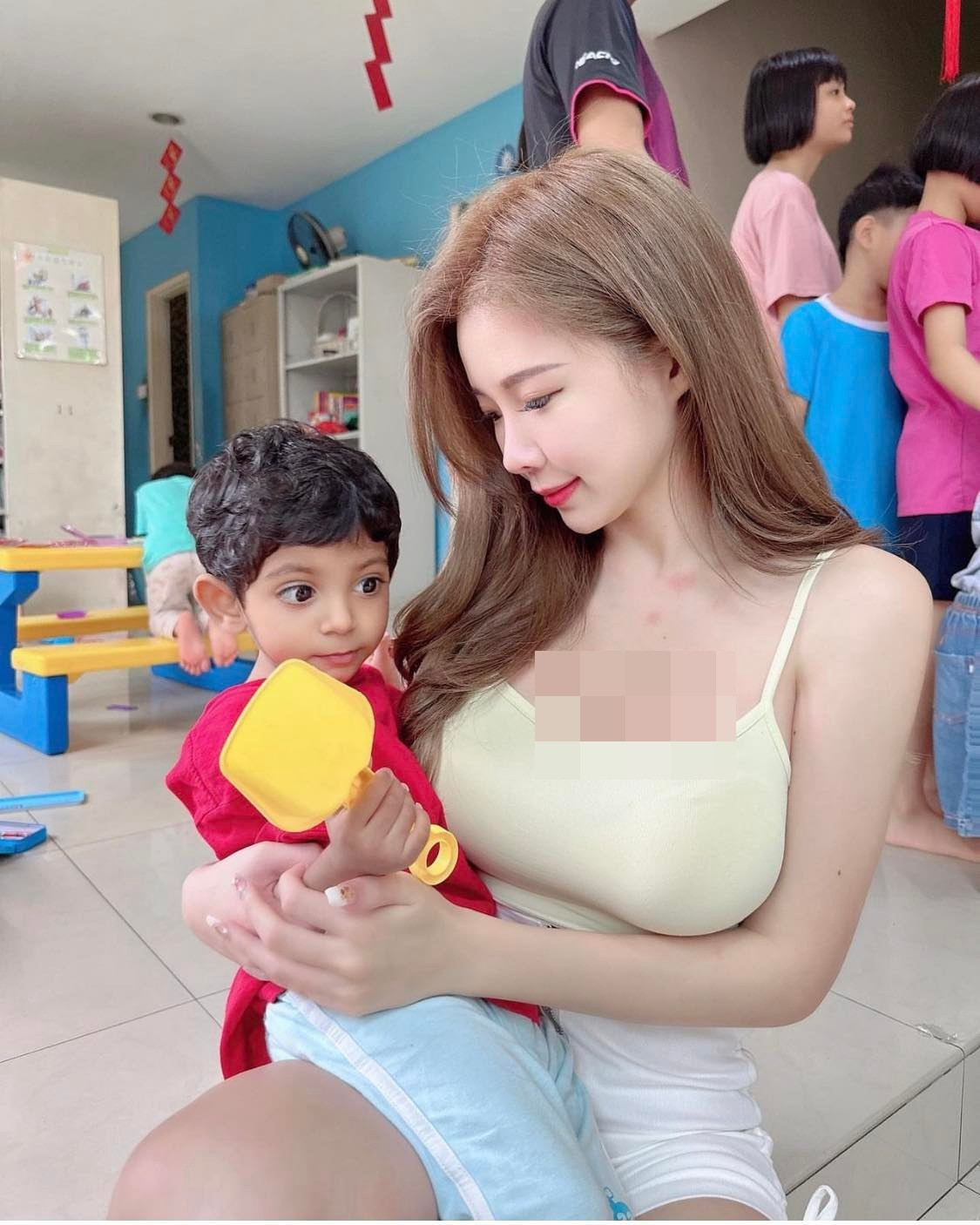 Mới đây, nữ DJ xinh đẹp gây chú ý trên mạng xã hội khi đăng tải những hình ảnh đi làm từ thiện ở trại trẻ mồ côi.