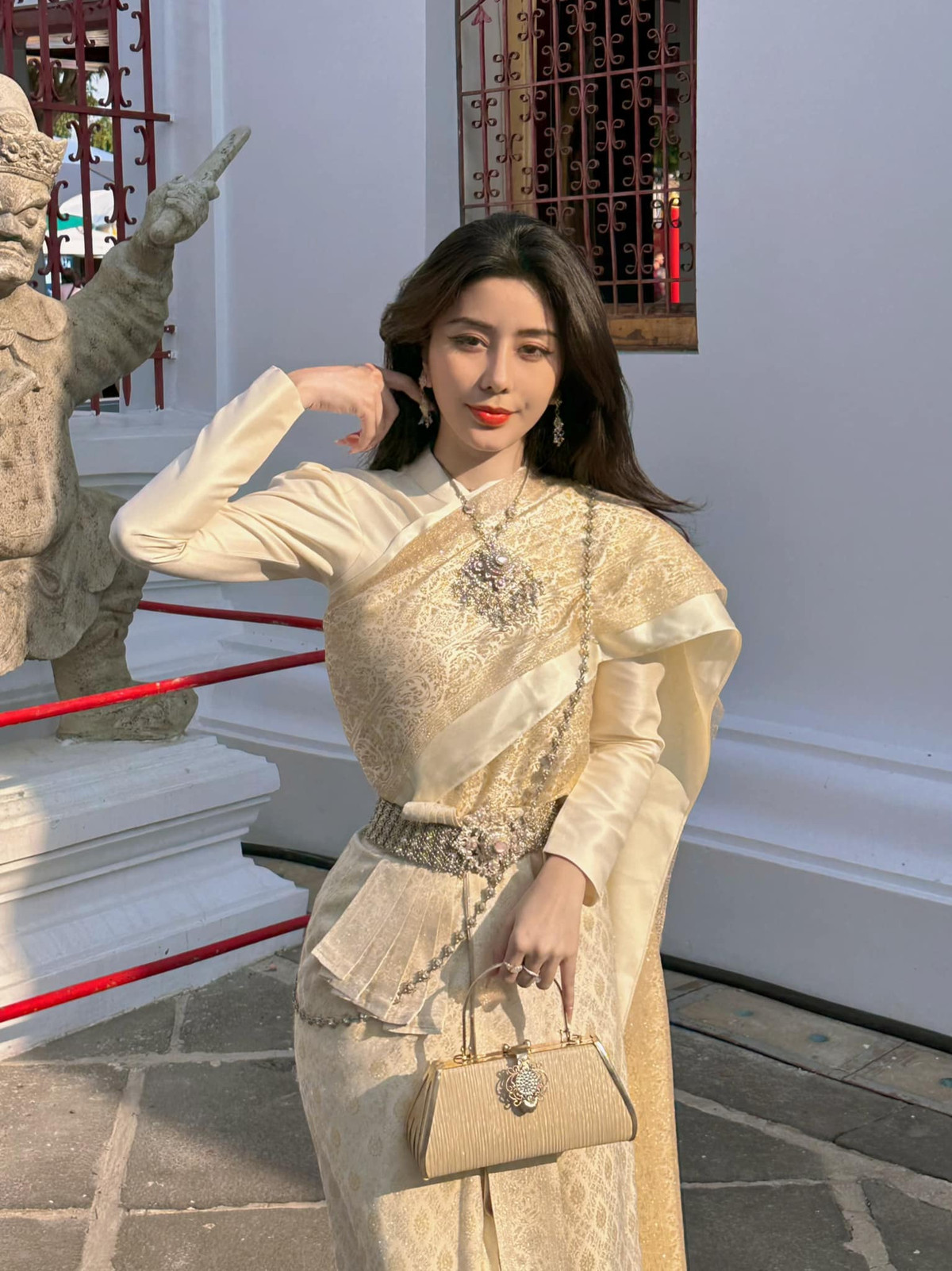 Cụ thể cô nàng chia sẻ: “Sáng mở mắt ra thấy hơi buồn. Một TMV uy tín như vậy mà làm ăn thật kém chuyên nghiệp. Mình nhận quá trời tin nhắn của mọi người hỏi mình nâng vòng 3 hồi nào vậy? Ủa?? Mình không nhận bất cứ hợp đồng quảng cáo nào từ bên TMV này và cũng chưa bao giờ chạm chân tới đây để làm bất kỳ dịch vụ nào”.