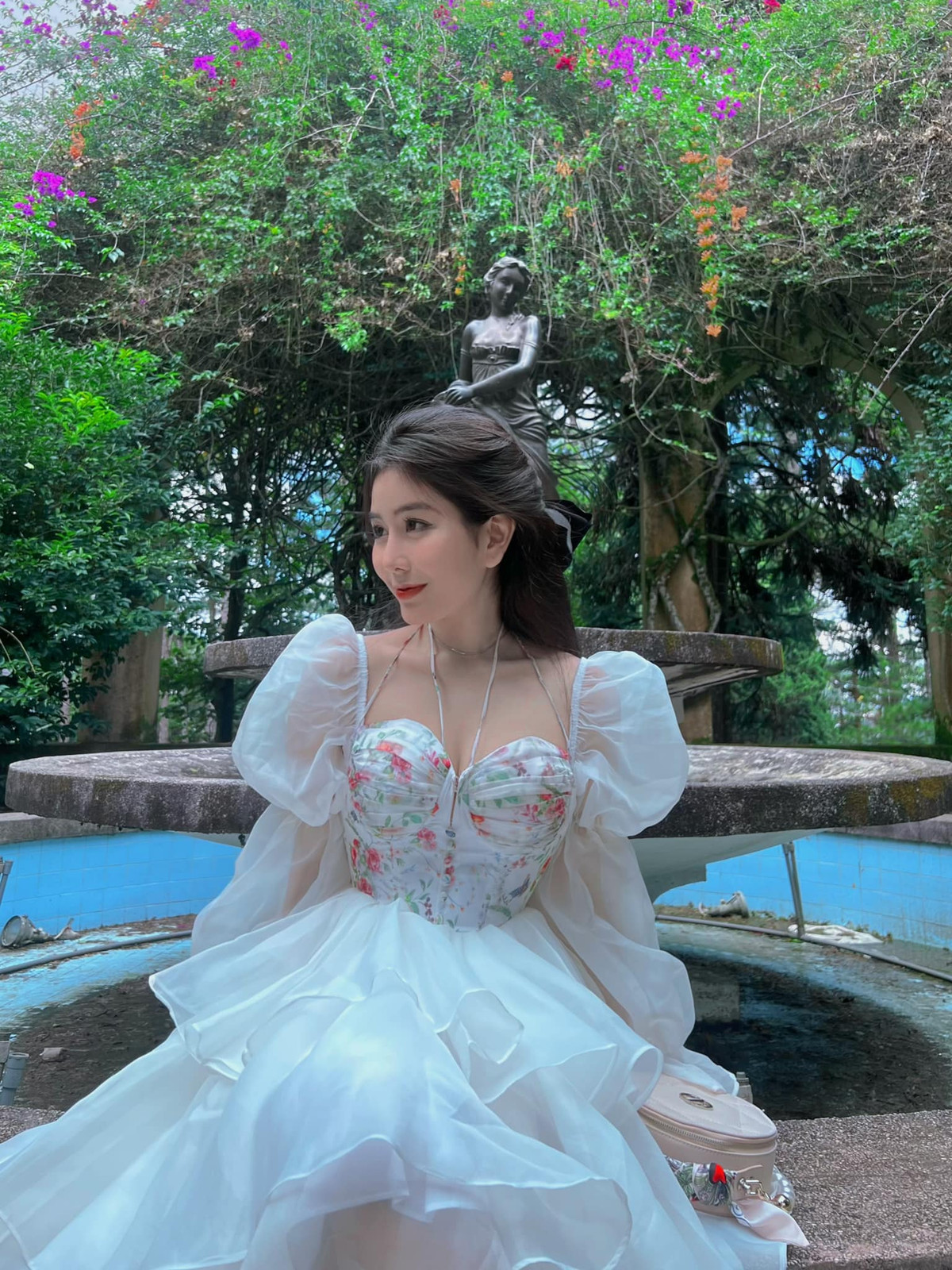 Với vóc dáng cân đối và phong cách gợi cảm, phía dưới những bài đăng của Võ Ngọc Trân cũng có nhiều bình luận hỏi han về chuyện sửa chỗ này, chỉnh chỗ kia.