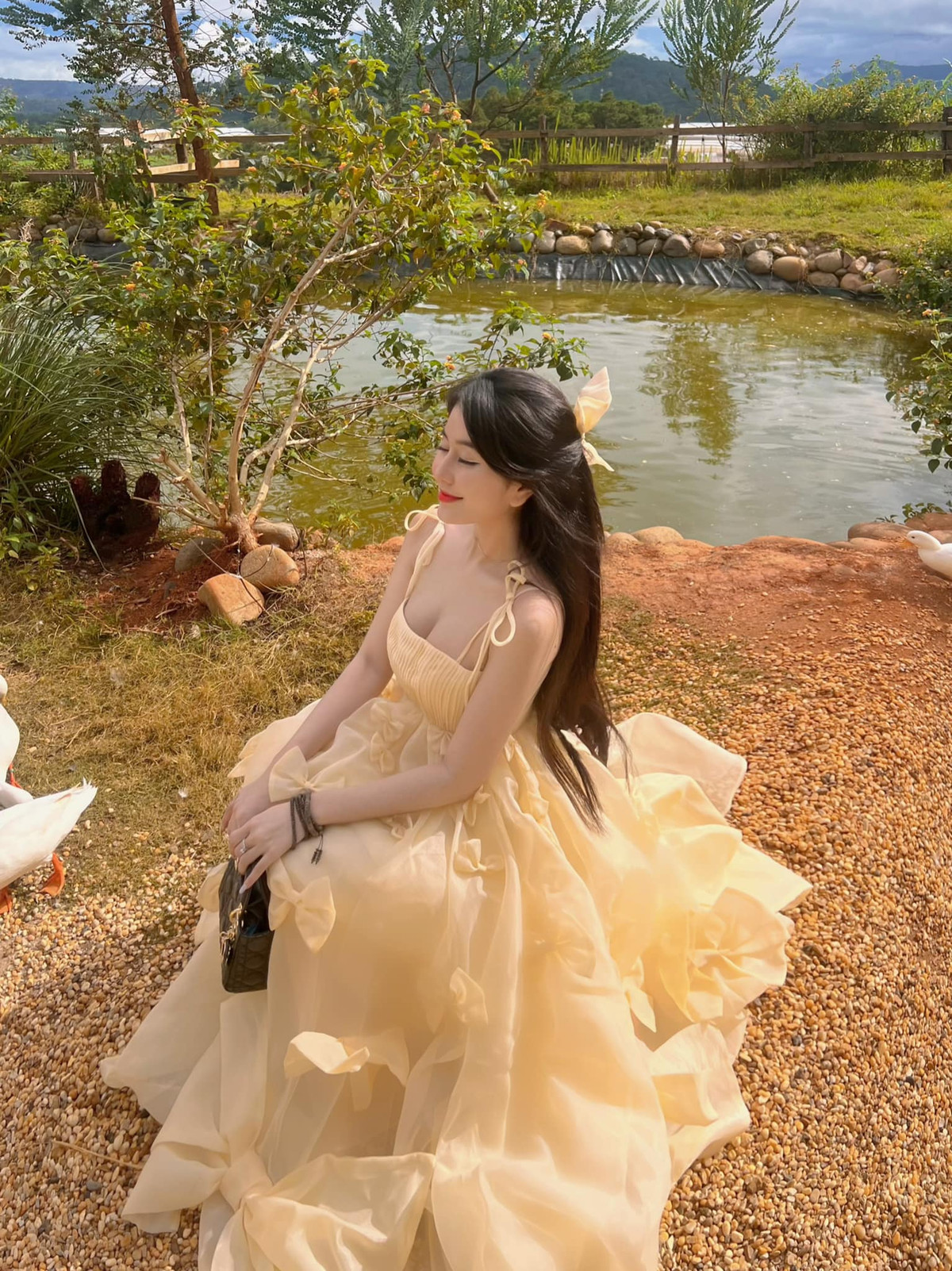 Trong loạt ảnh cũ, nhan sắc của Võ Ngọc Trân chưa được hoàn thiện như hiện tại, điều này làm dấy lên nghi vấn cô nàng từng PTTM.