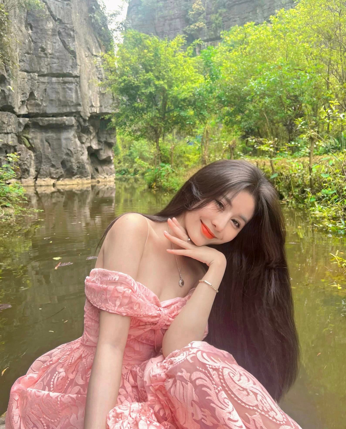 Nhiều netizen chỉ trích nàng hot girl giả tạo, dám thẩm mỹ nhưng lại không dám nhận.