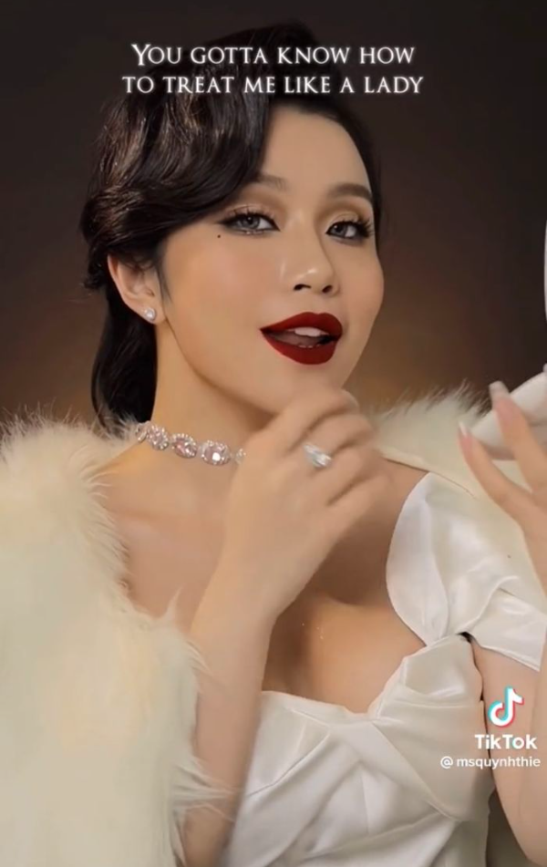Khi thì nhẹ nhàng như cô gái tuổi đôi mươi với lớp trang điểm sương mai, khi thì lại quyến rũ và quý phái với mái tóc thập niên 90 cùng đôi môi đỏ ấn tượng, nữ TikToker nhanh chóng chiếm trọn trái tim netizen.
