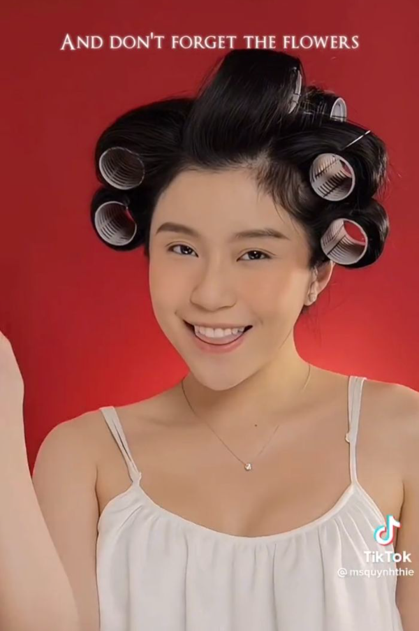 Trong clip đu trend TikTok, cô nàng xuất hiện với gương mặt "nhem nhuốc", nhưng chỉ với một cái hất tay, hot TikToker đã để lộ gương mặt mộc đẹp không tì vết.