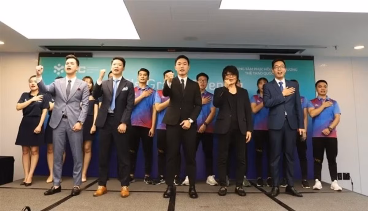 Ngô Mai Nhuệ Giang tất bật đón tiếp những người bạn của Xuân Trường, lo liệu công tác tổ chức. Thậm chí, cô đã bắt đầu tham gia vào việc vận hành công ty với tư cách là giám đốc chi nhánh Hà Nội.