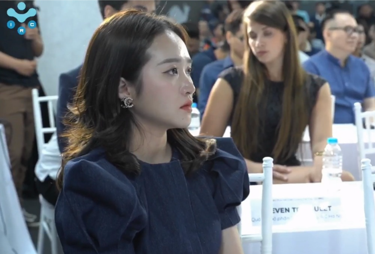 Mới đây (25/2), Xuân Trường cùng các cộng sự vui mừng làm lễ ra mắt trung tâm mới ở TP.HCM. Lần đầu tiên, vợ Lương Xuân Trường cũng góp mặt bên chồng.