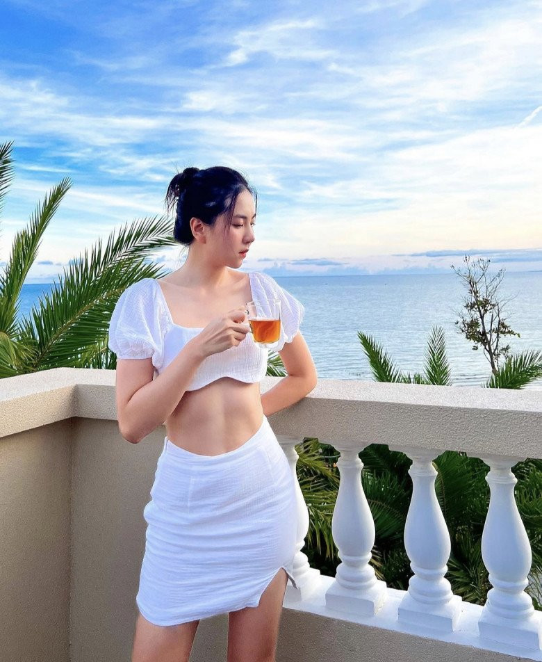 Dù không đăng quang cuộc thi nhan sắc nào nhưng Mai Ngọc vẫn nhận được nhiều lời khen có cánh vì sở hữu sắc vóc “xịn sò” như hoa hậu.