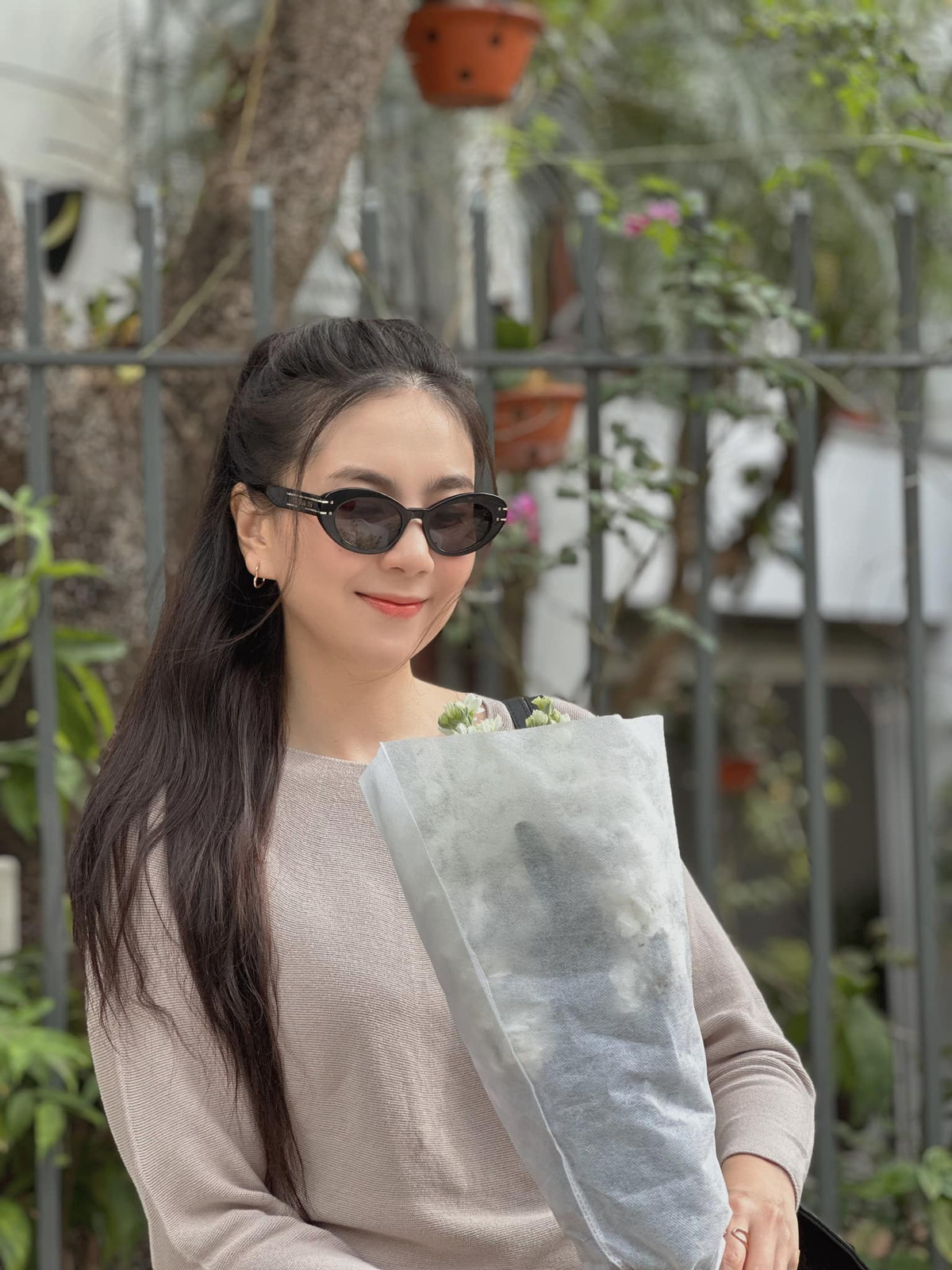 Ngoài những lúc chỉn chu, thanh lịch khi lên sóng, ngoài đời Mai Ngọc có sự biến đổi phong cách thời trang rất đa dạng.