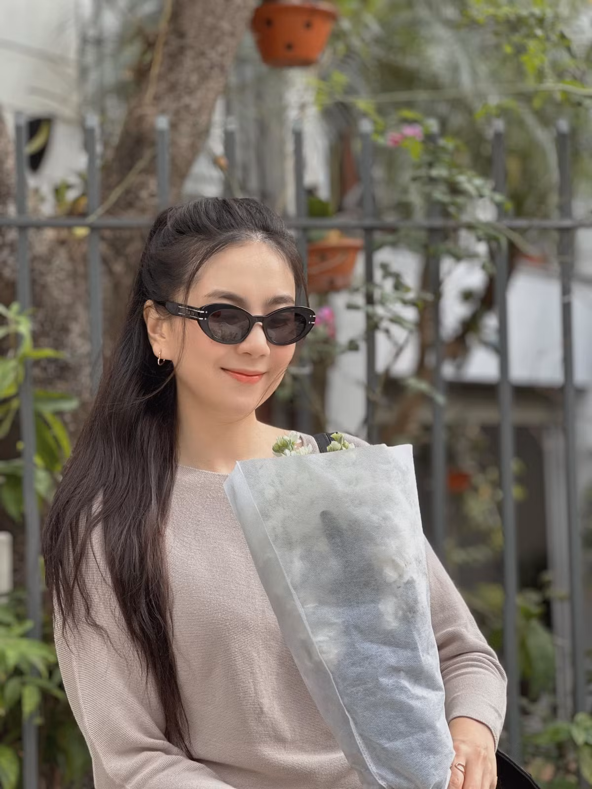 Ngoài những lúc chỉn chu, thanh lịch khi lên sóng, ngoài đời Mai Ngọc có sự biến đổi phong cách thời trang rất đa dạng.