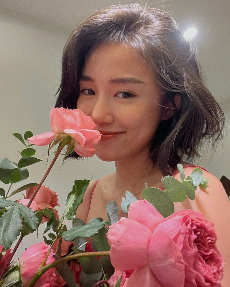 Cắt phăng mái tóc dài, Salim giờ trông vừa nữ tính lại có nét mạnh mẽ, tinh nghịch.