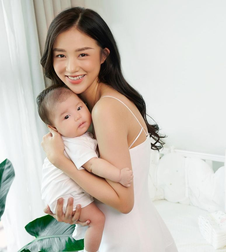 Tuy không hoạt động showbiz quá nổi bật hot girl Salim vẫn được nhiều người yêu mến bởi nhan sắc xinh đẹp cùng phong cách nhẹ nhàng, thanh lịch.