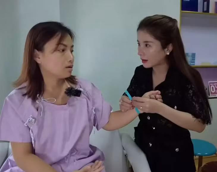 Trước khi bước vào hành trình trùng tu nhan sắc, Quỳnh Trần đã hỏi ý kiến bạn thân là Bà Nhân Vlog.