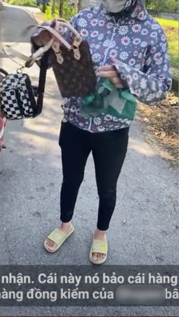 Sau khi bị shipper phản đối việc kiểm hàng, vị khách này đã biện minh : "Mua mất 300.000 đồng 2 cái túi mà bóc ra nó là thể loại gì đây, chất da thì xấu. Rõ ràng là xem trên hình nó rất đẹp”. Anh shipper cũng cố giải thích thêm: “Chị mua có 150.000 đồng cái túi, như thế là rẻ rồi còn gì”.