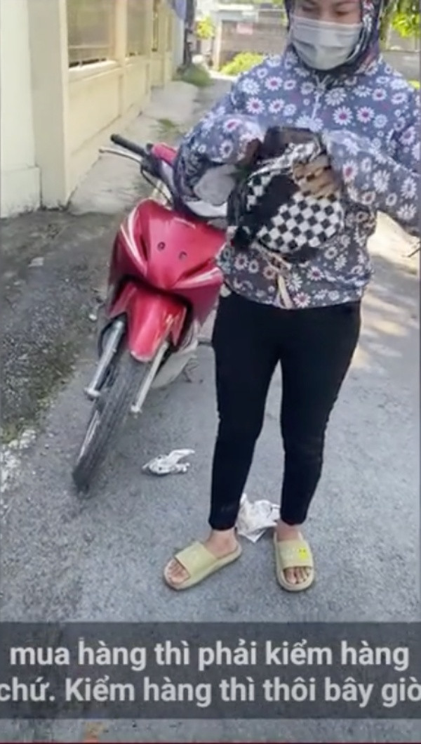 Mới đây, trên mạng xã hội truyền tay nhau clip ghi lại bởi một nam shipper, phản ánh việc mình bị khách bom hàng lại còn xé rách luôn đồ khiến nhiều người bức xúc.