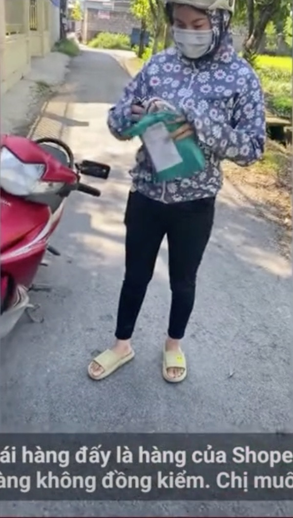 Cụ thể người giao hàng đã giao gói hàng ghi 2 túi xách giá 300.000 đồng. Trước khi giao, anh nhắc khách đây là hàng không được đồng kiểm (tức không được xem hàng trước khi thanh toán).
