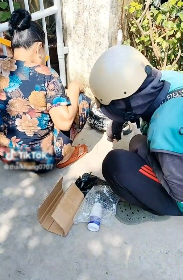 Hình ảnh người giao hàng phải ngồi chờ vị khách lớn tuổi thử nghiệm chất lượng sản phẩm nước tẩy rửa trước rồi mới nhận hàng. Kết quả, chàng shipper phải ngồi đợi cô lấy chảo ra rửa thử với sản phẩm ấy.