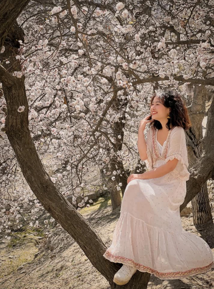 Sau khi đoạn clip của cô gái gây chú ý cư dân mạng nhanh chóng nhận ra không ai xa lạ mà chính là Hoàng Minh Thương (nickname: Mèo, sinh năm 1991) - một “travel blogger”, nhà sáng tạo nội dung kỳ cựu trong mảng du lịch.