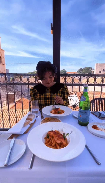 Cũng trong lời chia sẻ của mình thì mỗi chuyến đi của cô gái không bao giờ dưới 20 triệu. Cụ thể Pakistan vào mùa xuân tốn hơn 50 triệu, mùa thu tốn 60 triệu. Ngoài ra cô chi 170 triệu cho chuyến đi về thung lũng kỳ vĩ Namibia, châu Phi và 14 ngày tiêu hơn 70 triệu tại Mông Cổ.