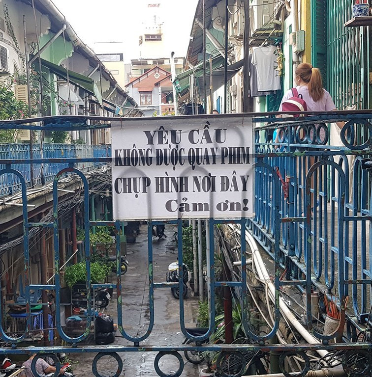 Tuy nhiên, từ đầu tháng 8/2020, hẻm bất ngờ xuất hiện tấm bảng cấm quay phim, chụp hình bởi như vậy người dân nơi đây mới lấy lại được cuộc sống bình yên vốn có của mình.