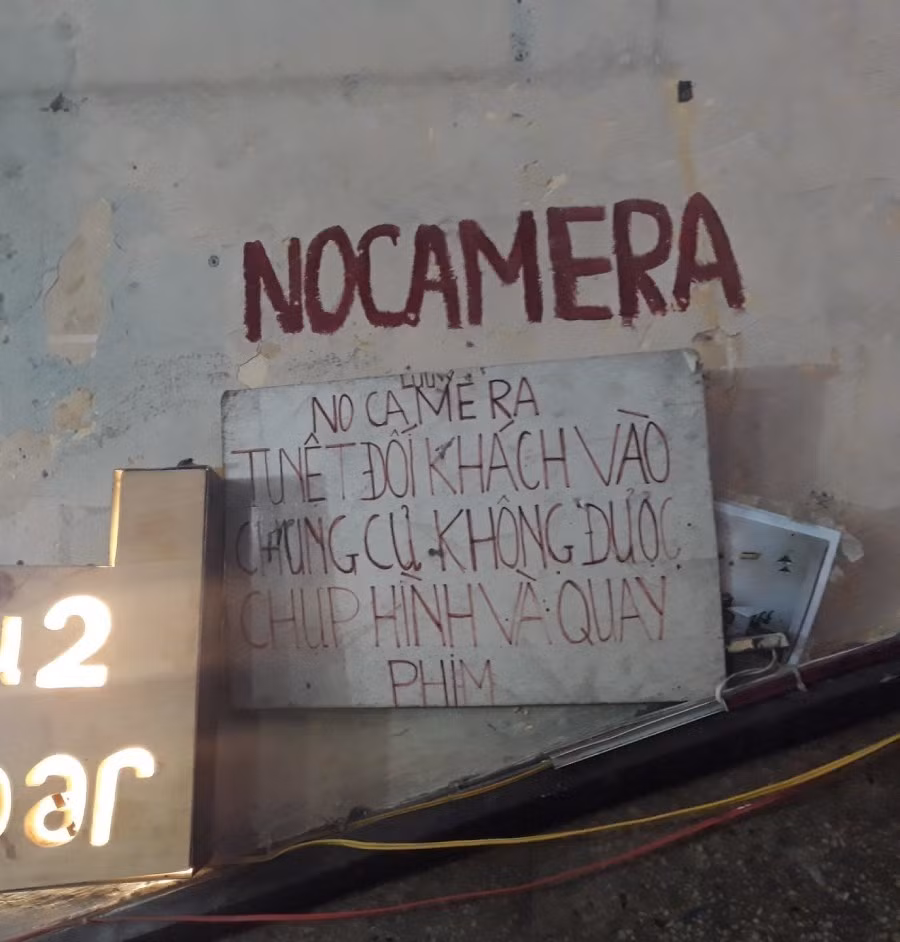 Thực tế có rất nhiều địa điểm từng là nơi "check-in" nổi tiếng nhưng sau đó đã phải treo biển cấm chụp ảnh.