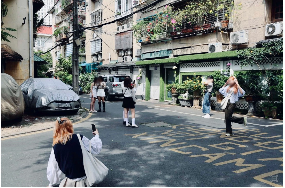 Tuy nhiên vì lượng người đến quá đông, thậm chí người dân không thể chịu được sự ồn ào, vô ý thức của một số người đến nơi đây nên "hẻm Hàn Quốc" đã xuất hiện biển cấm chụp ảnh.