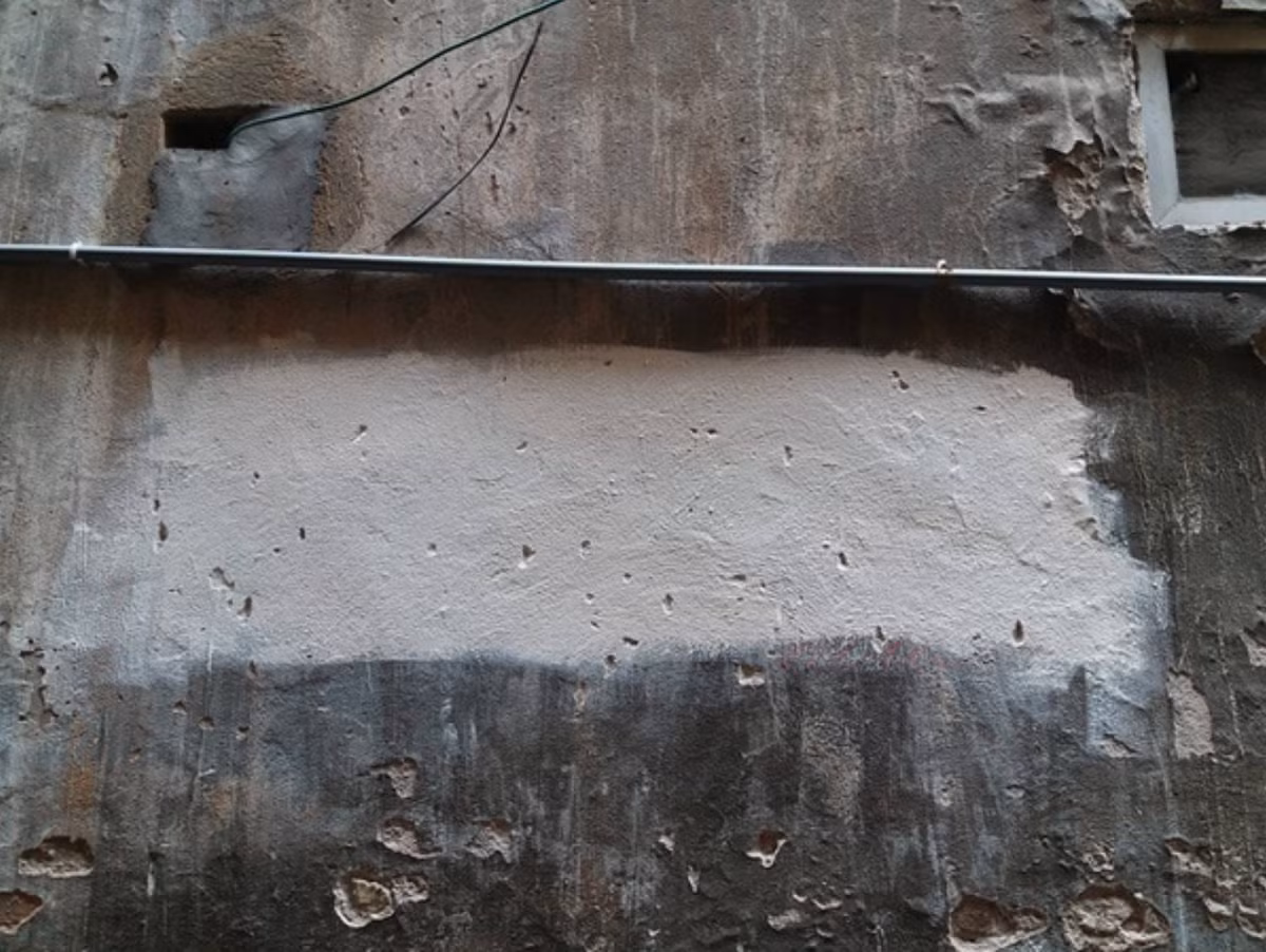 Đầu tháng 3/2019, thông tin chữ "Hanoi" nổi tiếng đã bị xóa khiến nhiều "tín đồ check in" cảm thấy hụt hẫng. Một số người dân sống trong ngõ 47A cho biết họ thường xuyên bị làm phiền khi có quá nhiều người đến chụp ảnh. Một số bạn không giữ ý thức, làm ồn, gây ảnh hưởng đến cuộc sống của họ. Ảnh: Mai Thương