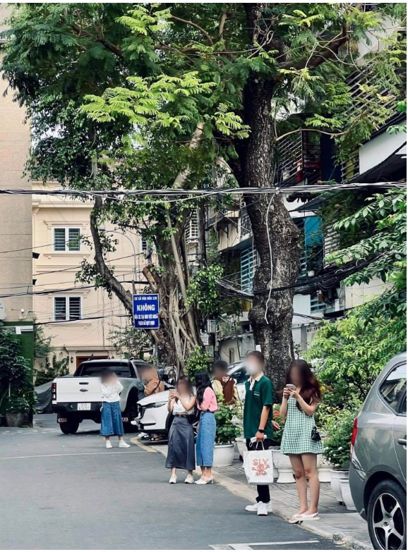 Dù đã treo biển cấm chụp ảnh thế nhưng nhiều bạn trẻ không màng quan tâm, tiếp tục đến và gây ồn ào cho dân cư nơi đây.