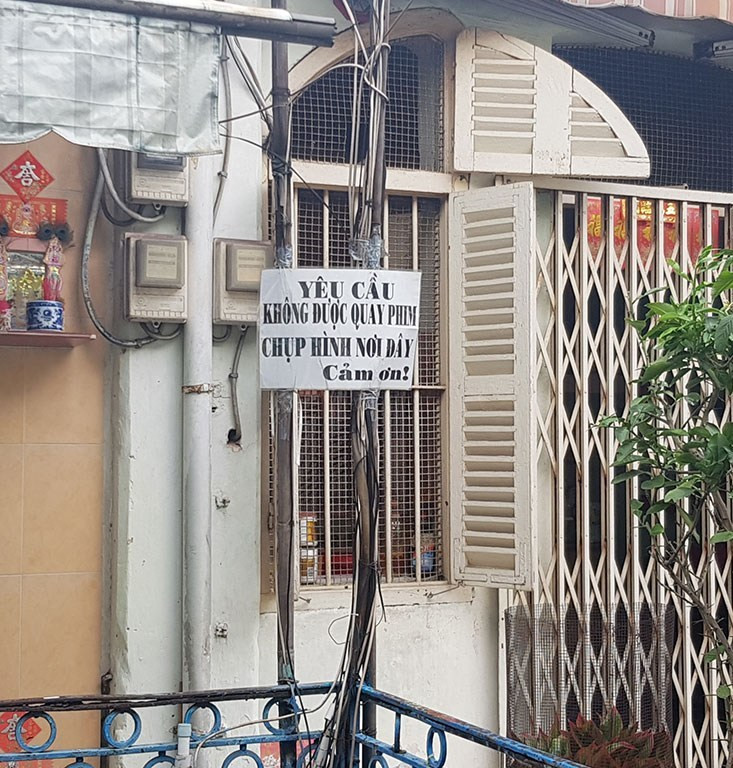 Trước đó, hẻm Hào Sĩ Phường (số 206 đường Trần Hưng Đạo, phường 11, quận 5, TP.HCM) cũng rơi vào tình cảnh tương tự. Nơi đây từng là điểm "check-in" nổi tiếng của giới trẻ nhờ lối kiến trúc độc đáo kéo dài hơn 100 năm. Thậm chí, nhiều đoàn làm phim còn chọn con hẻm này làm bối cảnh lên hình.