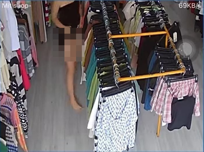 Mới đây cư dân mạng chia sẻ đoạn clip ghi lại cảnh một cô gái tiểu bậy ngay tại shop quần áo khiến chủ shop "khóc thét".
