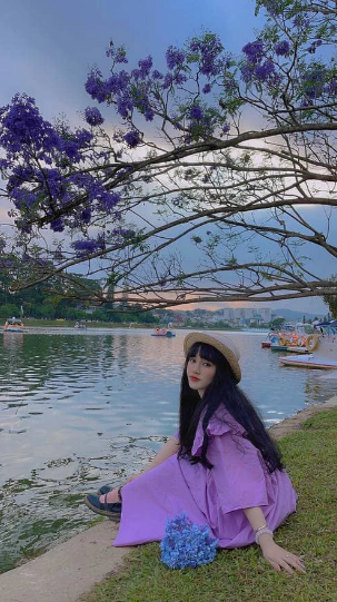 Màu tím thơ mộng của loài hoa này đã tạo nên nguồn cảm hứng lớn cho hội chị em sống ảo. Chỉ cần đứng dưới tán cây là đủ để sở hữu trong tay hàng trăm bức ảnh đẹp mê mẩn. Ảnh: Mỹ Nhung