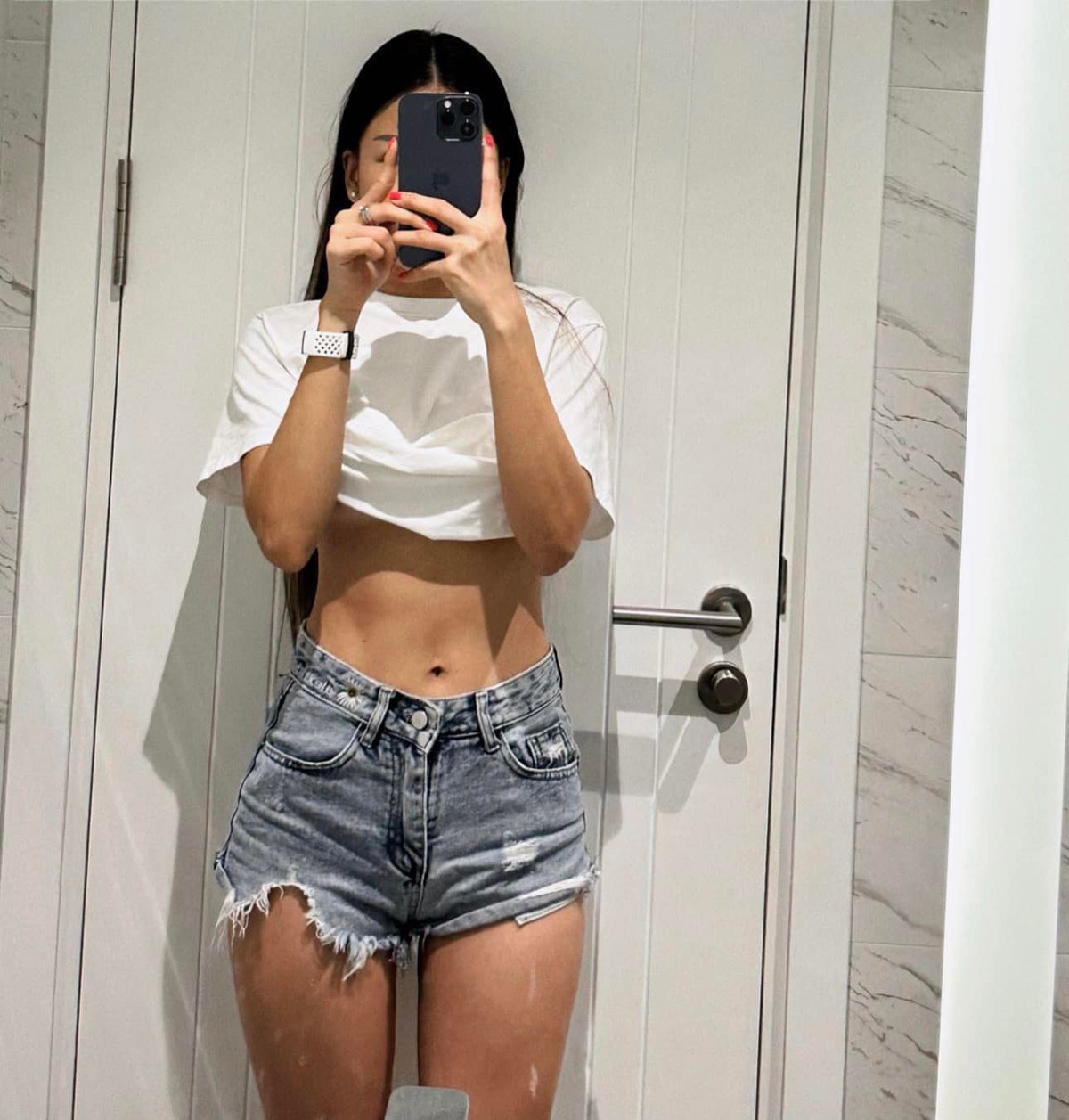 Mới nhất trên trang cá nhân, nàng WAGs đã show ảnh đứng trước gương. Cô tự tin vạch áo để lộ vòng 2 không chút mỡ thừa.