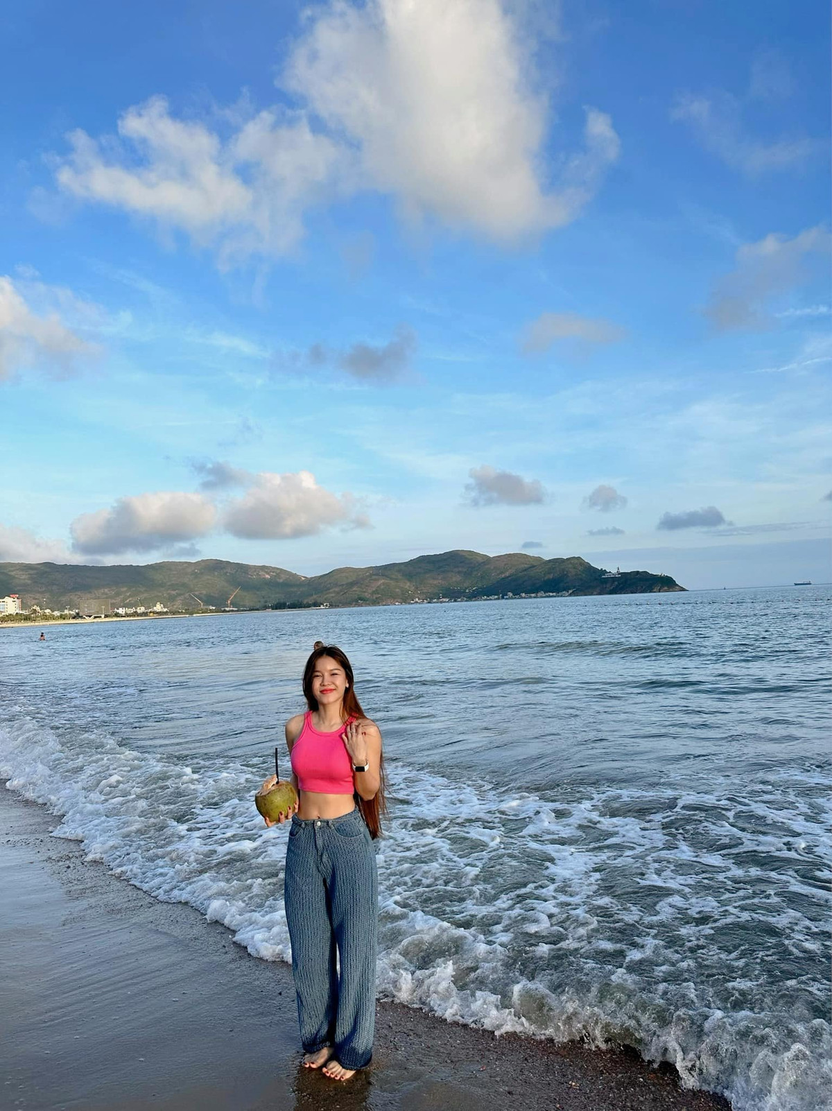 Đặc biệt khoảnh khắc chân ngực lấp ló phía sau chiếc áo phông trắng của hot girl phòng gym này khiến bức ảnh hot càng thêm hot.