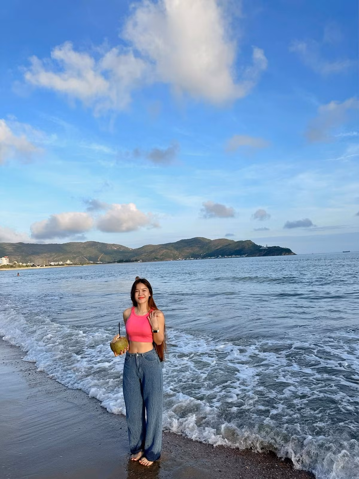 Đặc biệt khoảnh khắc chân ngực lấp ló phía sau chiếc áo phông trắng của hot girl phòng gym này khiến bức ảnh hot càng thêm hot.