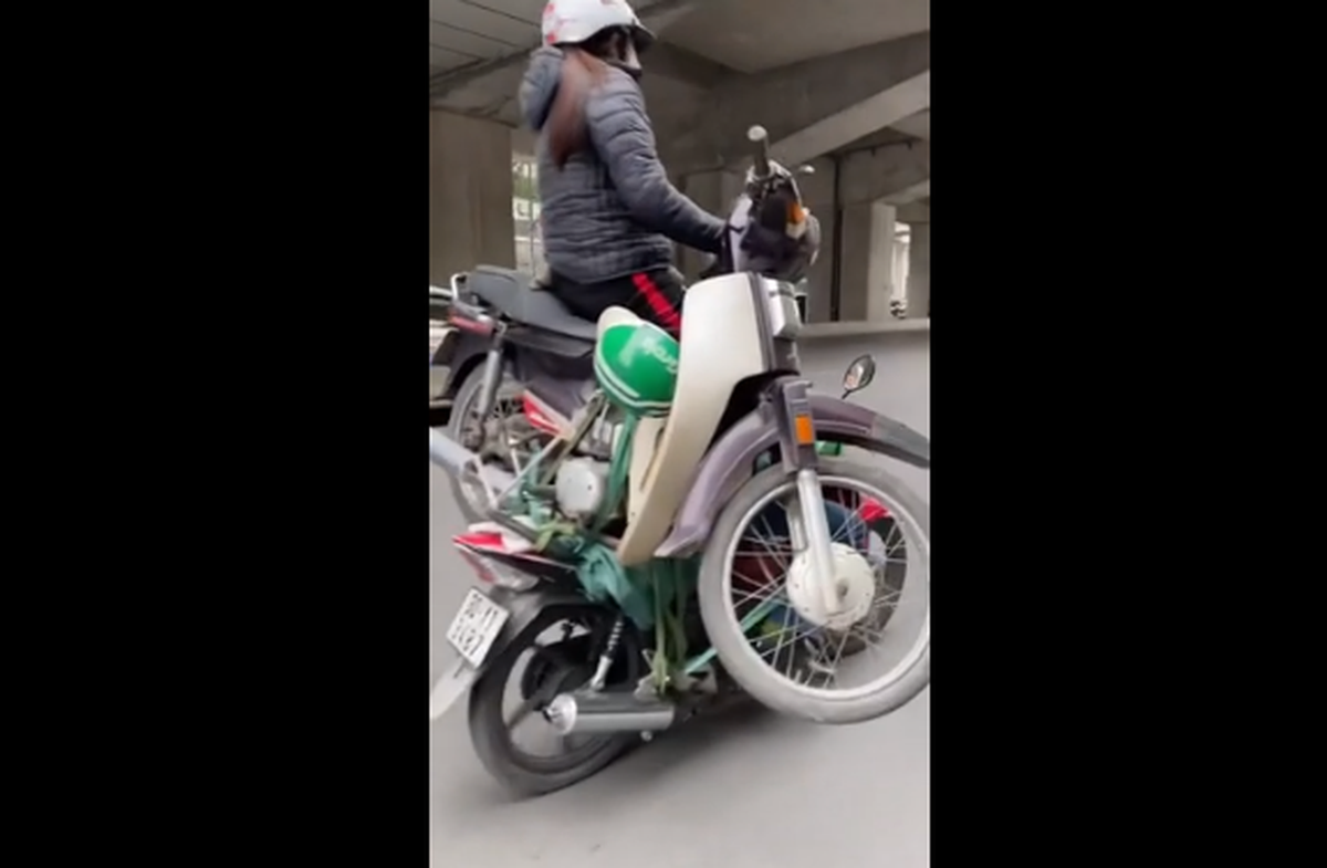 Nhiều người lên án hành động nguy hiểm, coi thường tính mạng bản thân cũng như những người cùng tham gia giao thông.