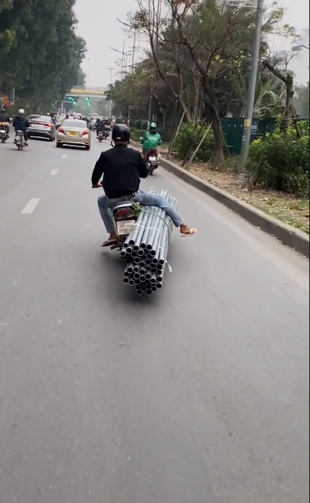 Việc điều khiển phương tiện không đúng, kèm theo là lượng hàng hóa đi kèm quá lớn như vậy sẽ tiềm ẩn nhiều nguy cơ gây mất an toàn giao thông.