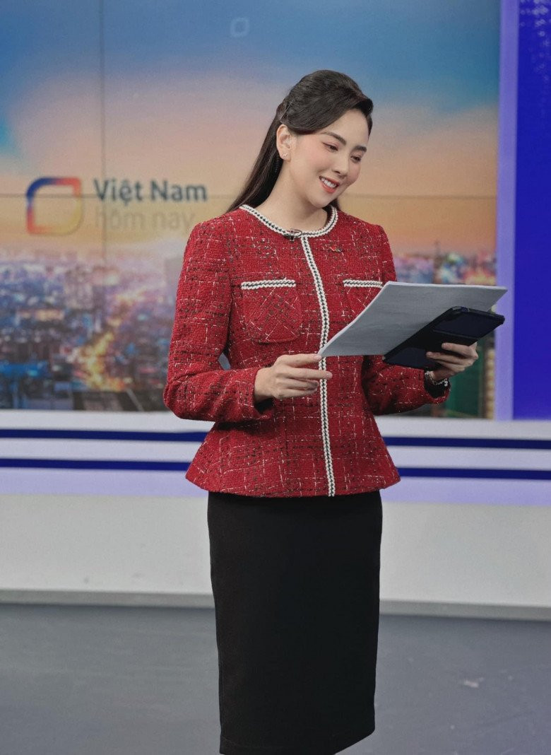 Là một BTV được nhiều khán giả yêu mến, Mai Ngọc không chỉ chỉn chu, xinh đẹp mỗi khi lên hình mà ngoài đời cô còn luôn biết cách biến hóa sao cho ấn tượng và luôn đón đầu xu hướng.