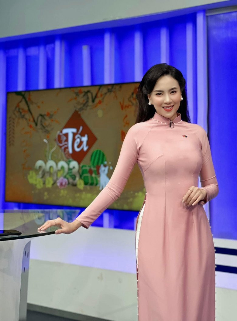 “Nữ MC xinh nhất VTV” diện váy “thiếu vải” du xuân đầu năm “Nu MC xinh nhat VTV” dien vay “thieu vai” du xuan dau nam