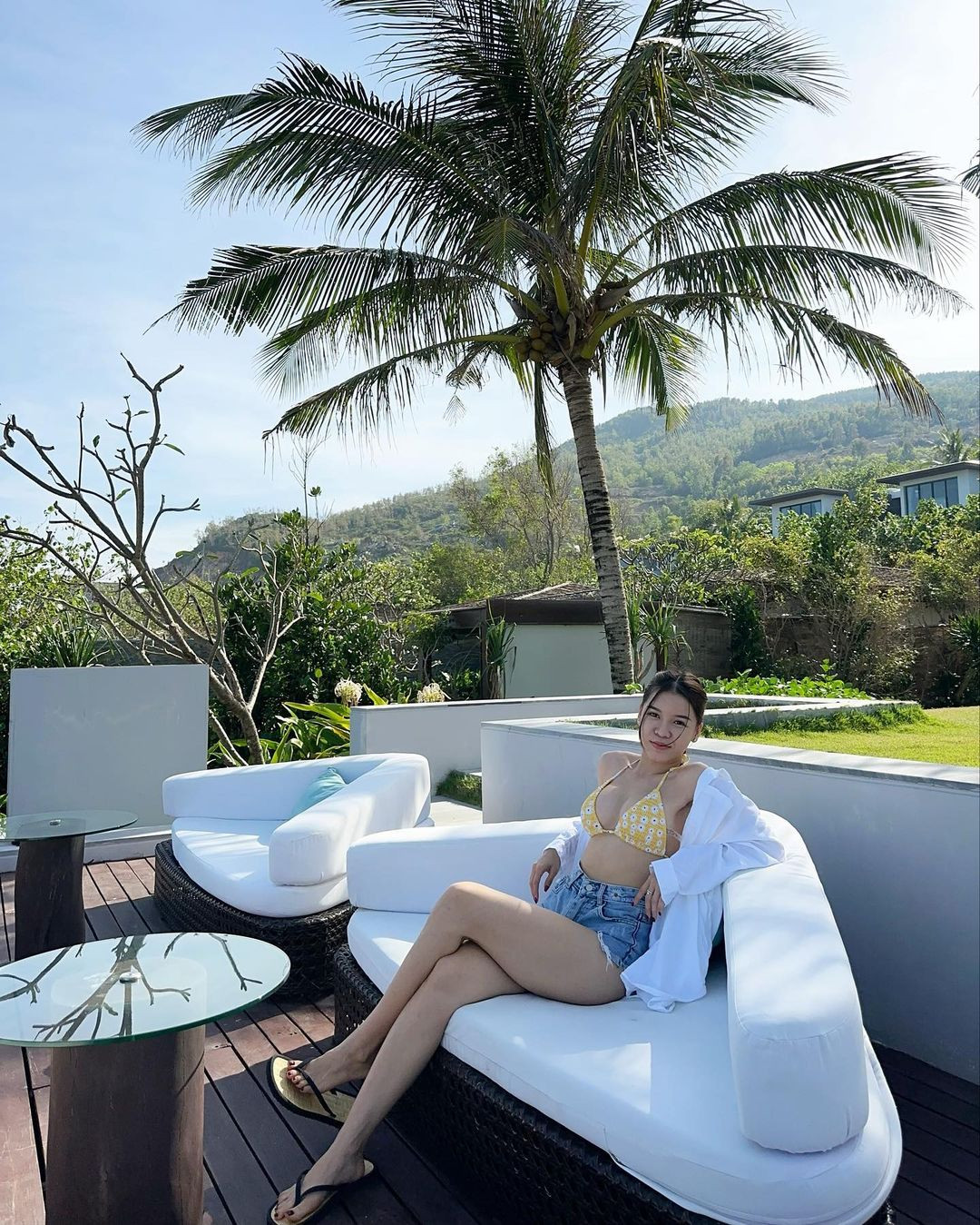 Yến Xuân được biết đến là bạn gái của thủ môn Đặng Văn Lâm, cô cũng là nữ gymer nổi tiếng Hà thành nhờ hành trình "lột xác" ngoạn mục.