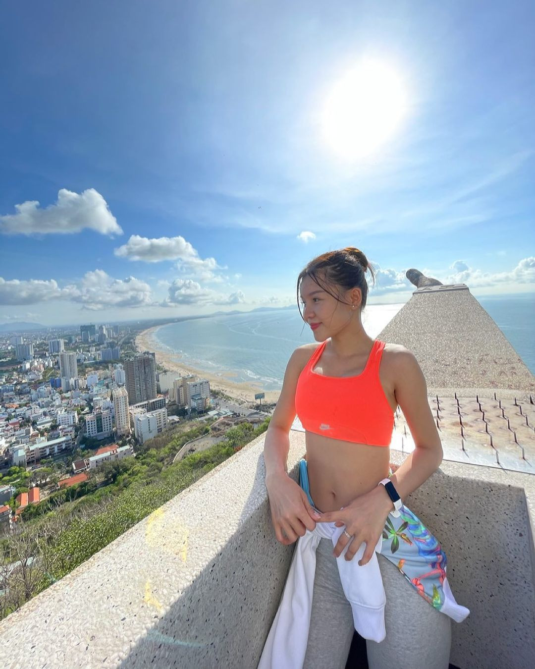 Một số bình luận chê bai phong cách tập gym của Yến Xuân như: "Thiếu gì đồ để mặc tập trong phòng gym trời", "Mặc tập gym mà lại diện bikini có bị lố quá không",...