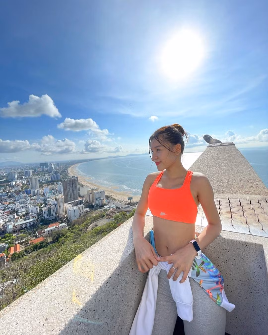 Một số bình luận chê bai phong cách tập gym của Yến Xuân như: "Thiếu gì đồ để mặc tập trong phòng gym trời", "Mặc tập gym mà lại diện bikini có bị lố quá không",...